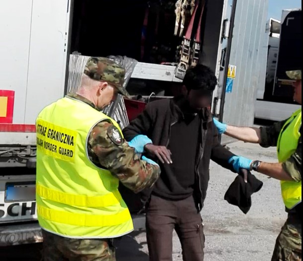 Afgańczycy ukryci w naczepie ciężarówki wjechali do Polski