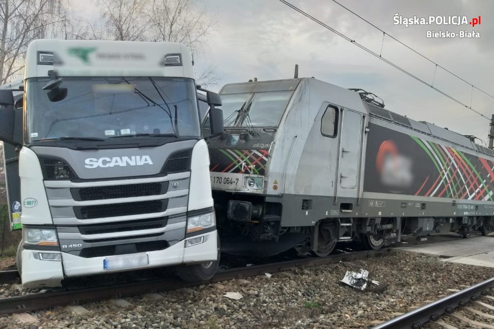 Wypadek na przejeździe kolejowym! Lokomotywa uderzyła w ciężarówkę