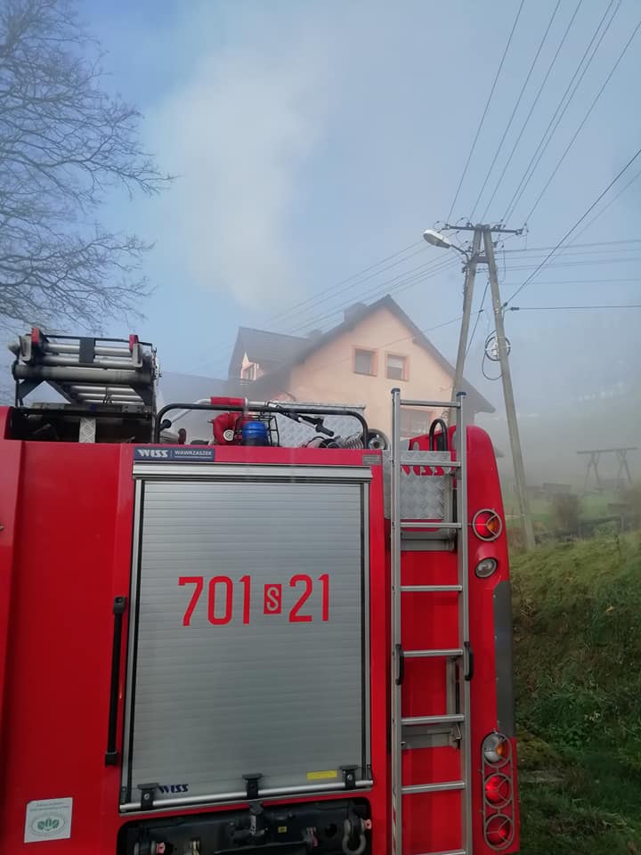 Z poddasza domu wydobywał się dym, interweniowali strażacy z kilku jednostek