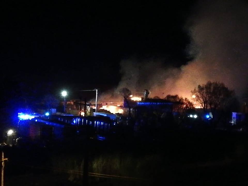 W nocy strażacy gasili olbrzymi pożar tartaku