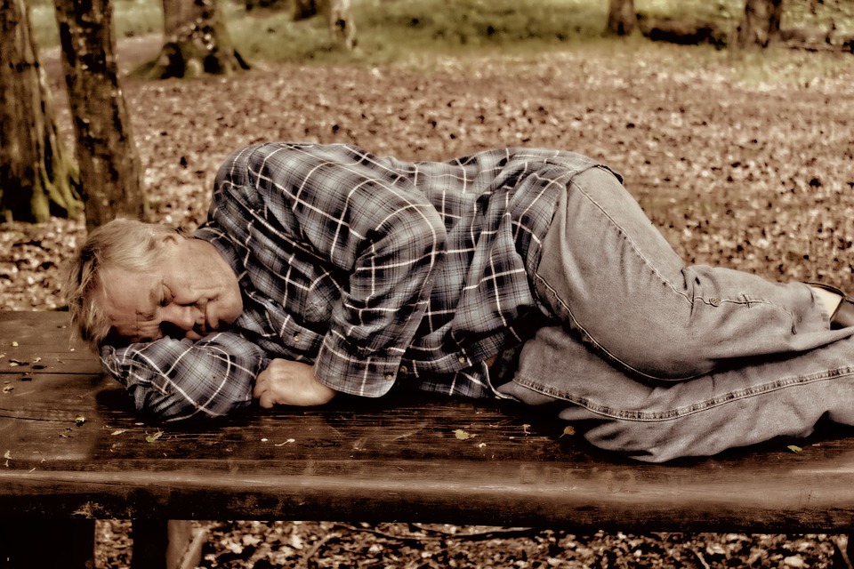 Upojony alkoholem zasnął na przystanku