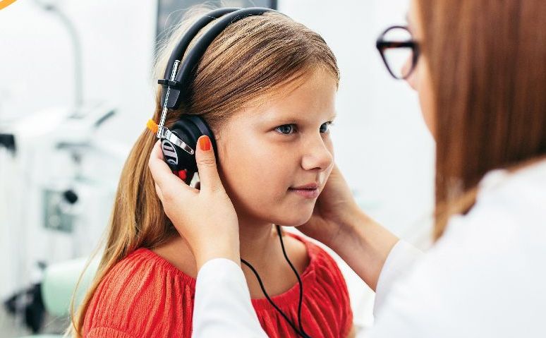 Dzieci mają coraz większy problem ze słuchem. Powstanie program badań słuchu