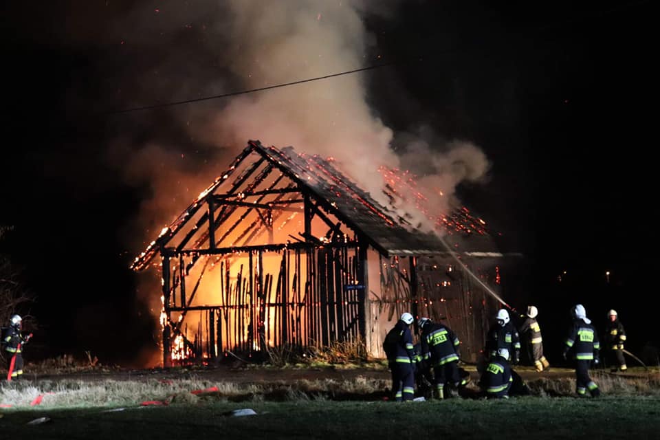 W nocy spaliła się stodoła. Pustostan gasiło kilka jednostek straży pożarnej