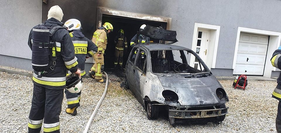 Spłonął garaż i samochód, strażacy uratowali dom