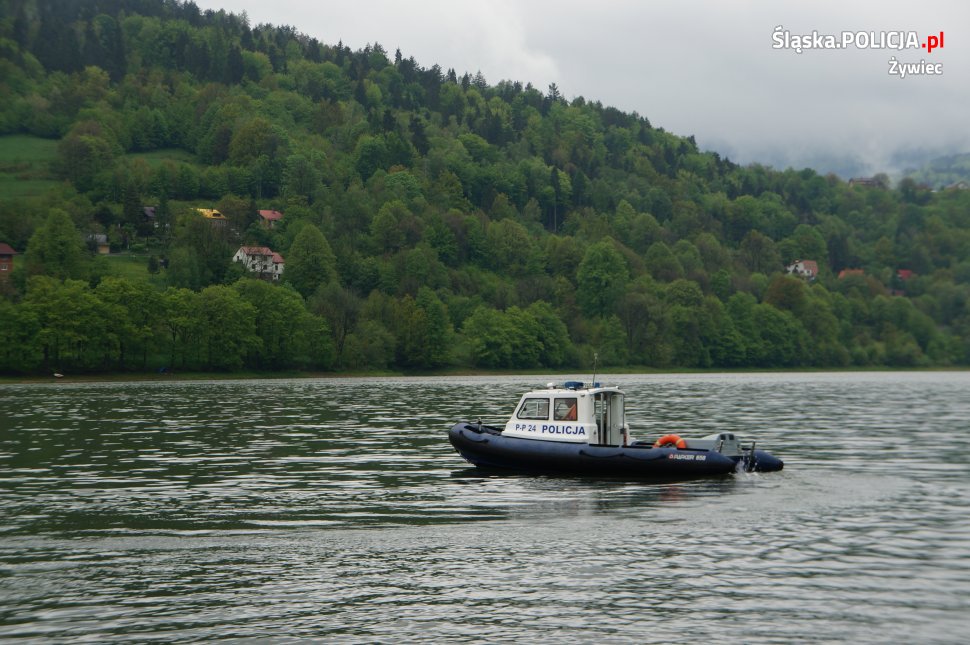 Policyjne łodzie na jeziorach. Jedna nowa, hybrydowa