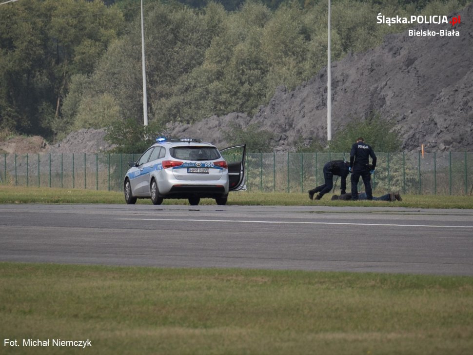 Ćwiczenia na lotnisku. Policjanci zneutralizowali aktywistę, który zablokował pas startowy