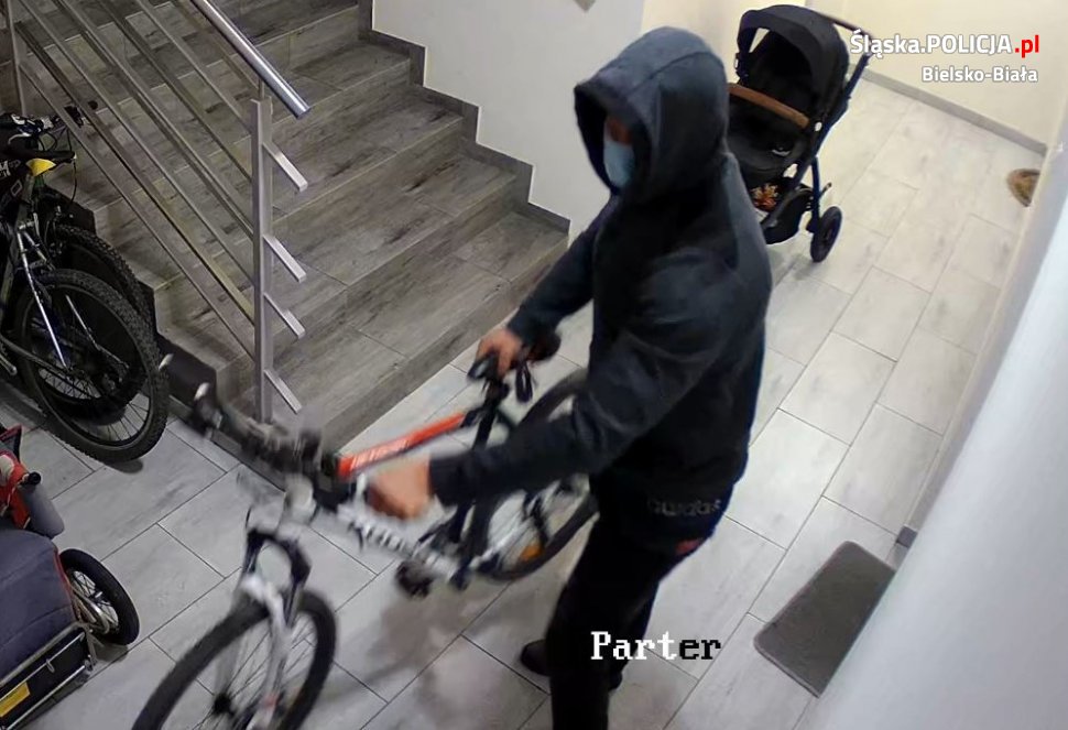 Ukradł rower na klatce schodowej. Wszystko się nagrało
