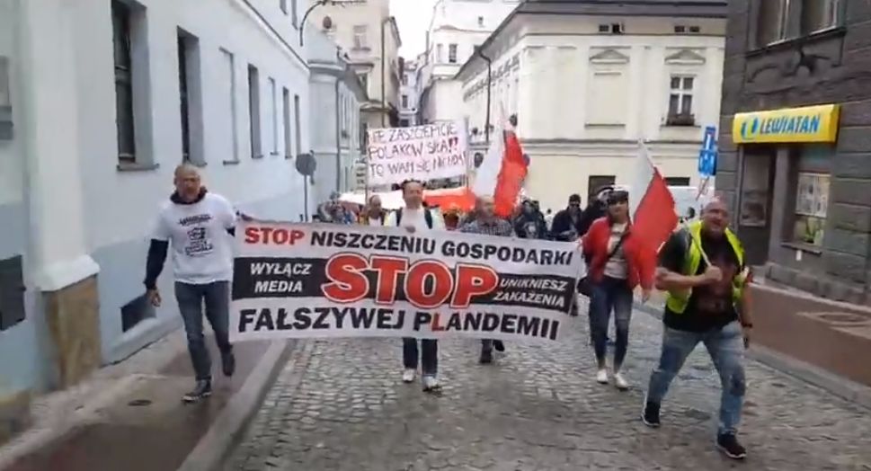 'Ściągnij maskę', 'Precz z kaczorem dyktatorem' na manifestacji antycovidowców w Bielsku-Białej