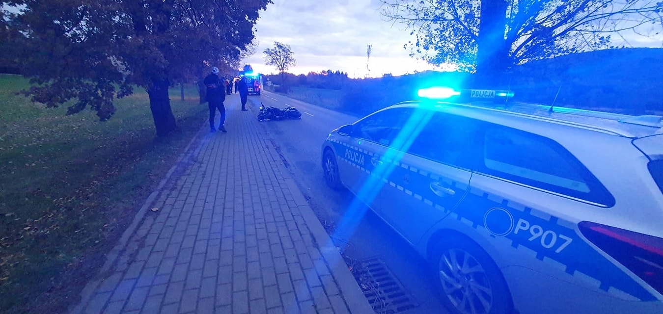 Zderzenie samochodu z motocyklistą, jedna osoba poszkodowana
