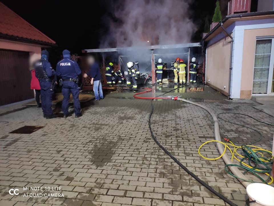 Bielsko-Biała. Pożar garażu. Trudna akcja strażaków