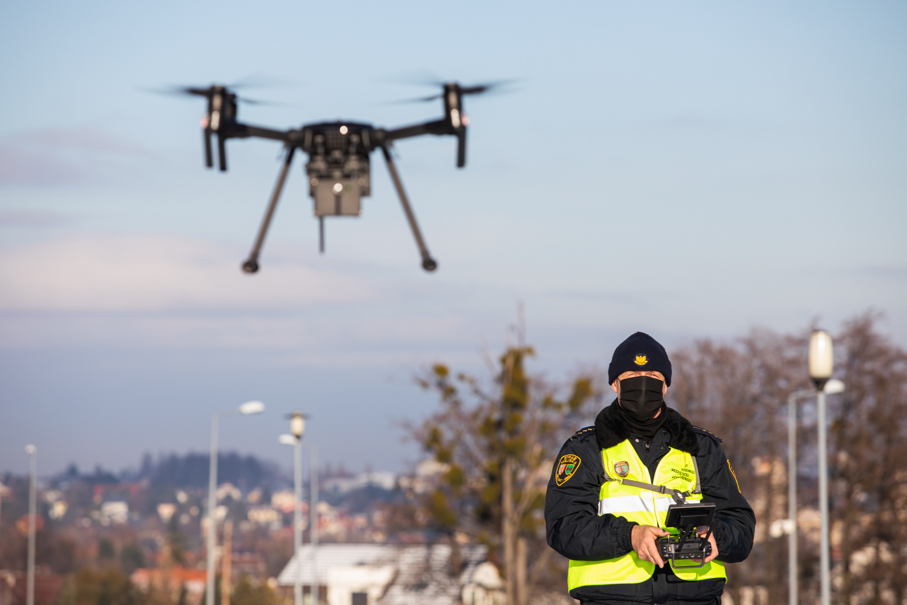 Straż Miejska z dronem sprawdza czym ludzie palą w piecach
