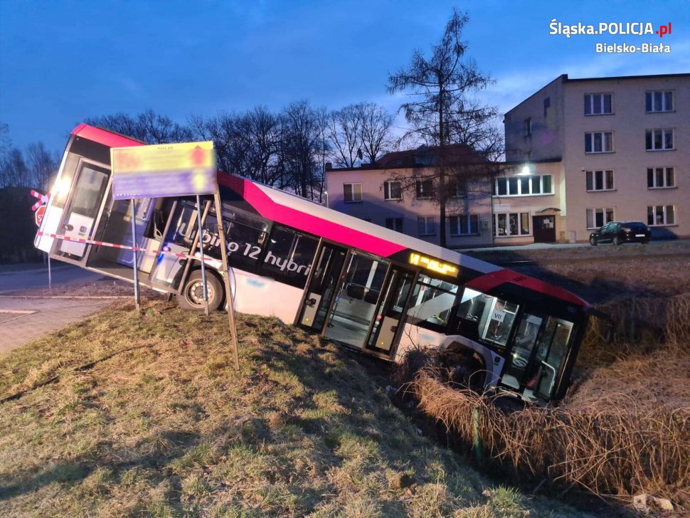 Poranny wypadek autobusu [FOTO]