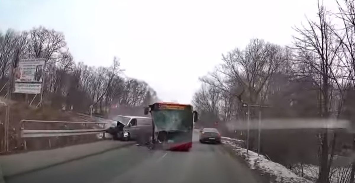 Czołowe zderzenie busa z autobusem [VIDEO]