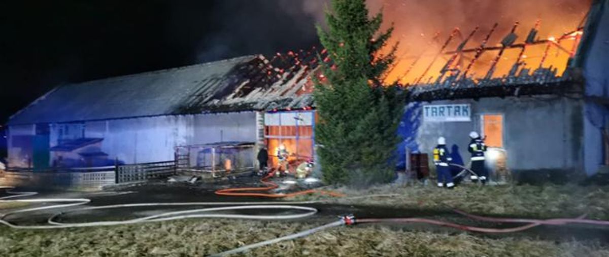 W nocy strażacy gasili duży pożar budynku