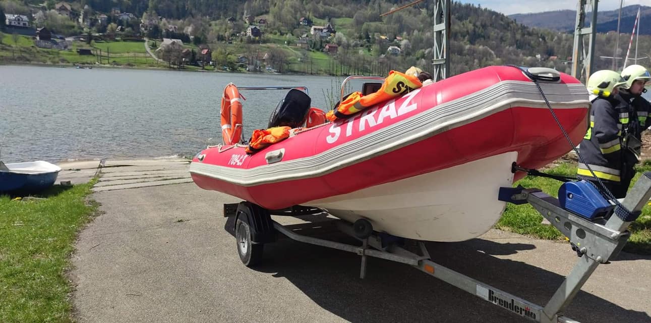 Przewrócona łódź na jeziorze, 3 osoby uratowane