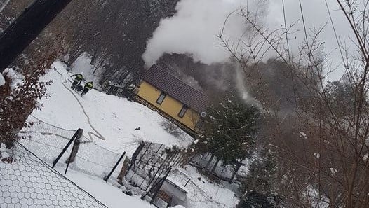 Strażak uratował ludzi z płonącego domu