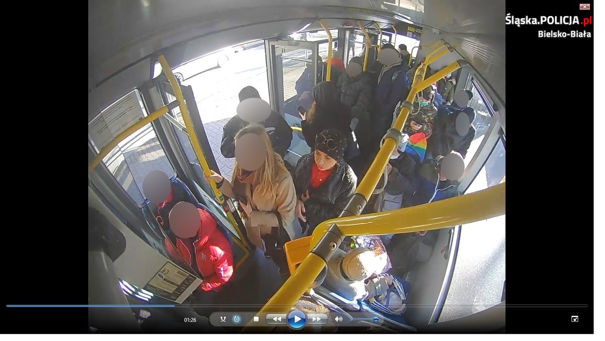 Kobieta uderzyła pasażerkę w autobusie, bo ta zwróciła jej uwagę, że nie ma maseczki