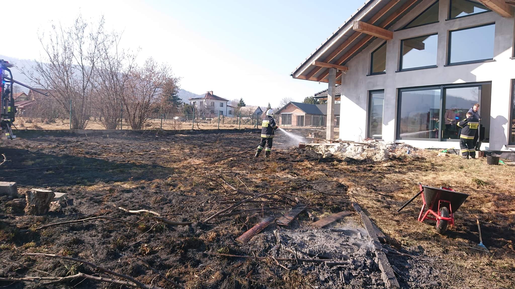 Ktoś podpalił trawę, prawie spłonął dom