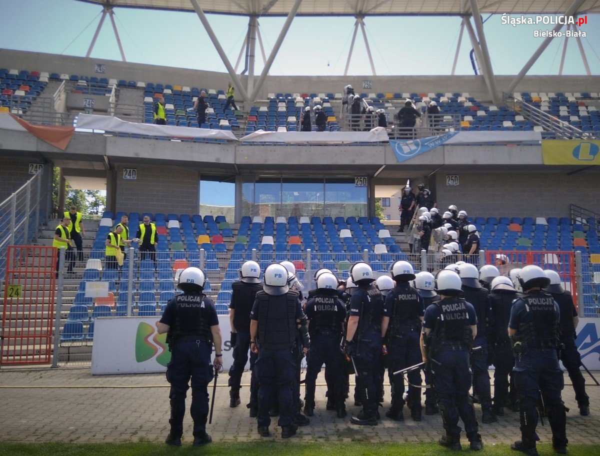 Blisko 100 policjantów ćwiczyło na stadionie - bynajmniej nie grę w piłkę