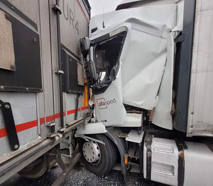 Zderzenie dwóch ciężarówek na DK1