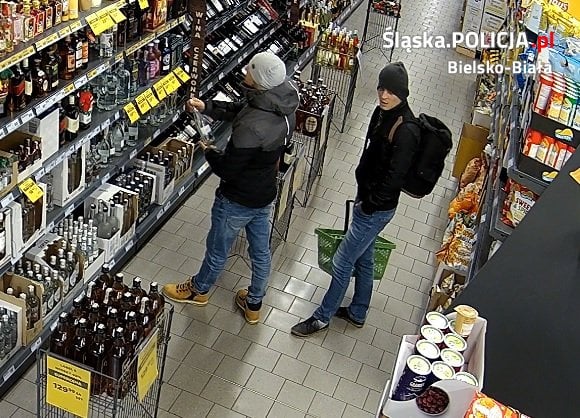 Ukradli alkohol w sklepie. Szuka ich policja