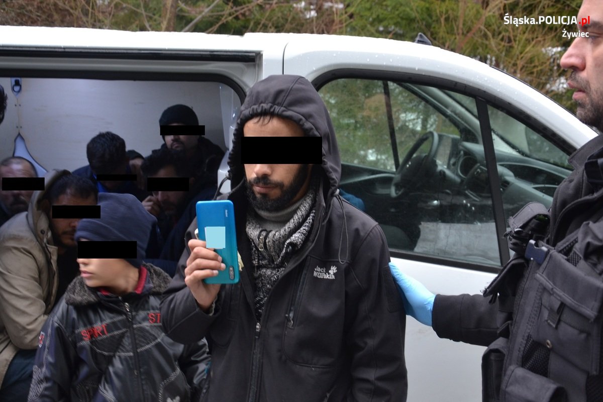 Policyjny pościg za obywatelami Syrii, którzy nielegalnie przekroczyli granicę