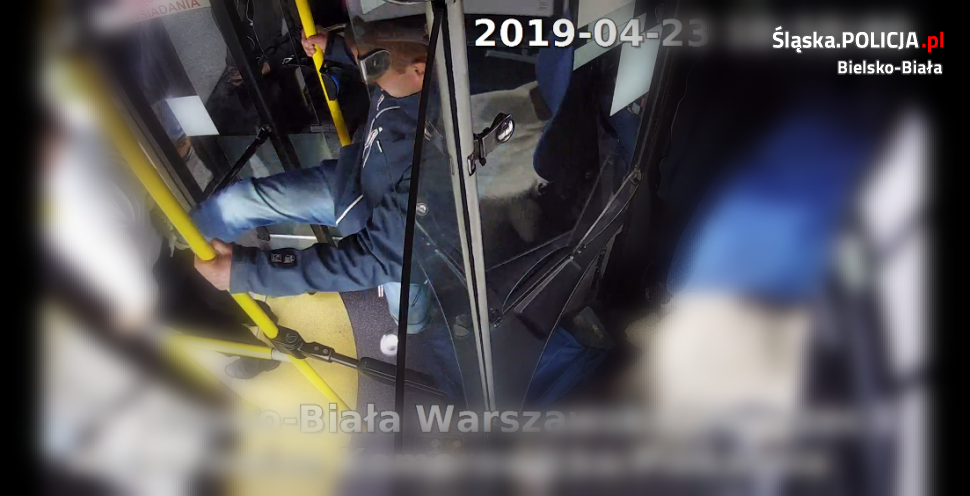 Napad na kierowcę autobusu. Policja publikuje zdjęcia podejrzanego.